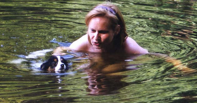 Neo schwimmt nur mit Frauchen